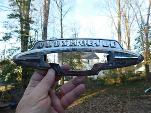 Emblema de maletero Oldsmobile Olds 1946 553762 falta inserto - Imagen 1 de 5