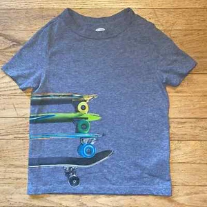 Old Navy Skateboard Graphic Short Sleeve T-Shirt (size S/6-7) - Picture 1 of 6
