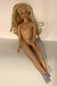 Vintage Barbie blonde Haare hellblaue Augen Ohrringe unbiegsam Arme & Beine 1998 1966 - Bild 1 von 3