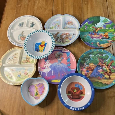 Platos y cuencos de plástico vintage para niños Pooh, Barbie, Blue’s Pistas Foto 1 de 4