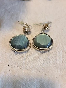 Elegante aretes colgantes dorados y verdes marca desconocida zona lóbulo usados - Imagen 1 de 4