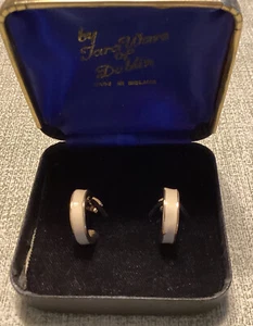 Vintage Tara Ware Cream Enamel Gold Tone Small Pierced Hoop Earrings - Picture 1 of 3