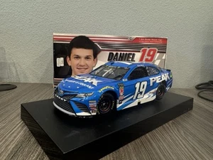 RARO CAMPIONE 2018 Daniel Suarez #19 PEAK 1:24 NASCAR azione nuovo con scatola - Foto 1 di 12