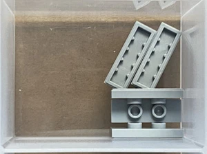 Piezas LEGO - Placa Gris Azulado Claro 1 x 3 con 2 Tachuelas (Jumper) - No 34103 - Cantidad 5 - Imagen 1 de 1