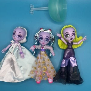 Capsule Chix Spielzeug Puppe Sammelfiguren 3 Stück plus ein Ständer - Bild 1 von 14