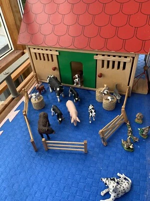 Kinder Bauernhof mit Tieren, aufklappbarem Dach und 6 Traktoren - Bild 1 von 4