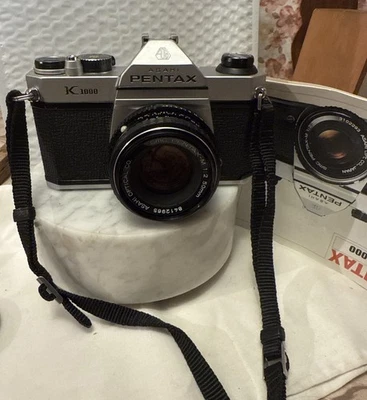 Bonita cámara fotográfica vintage Pentax K1000 35 mm SLR SMC 50 mm f/2 lente y manual Foto 1 de 4