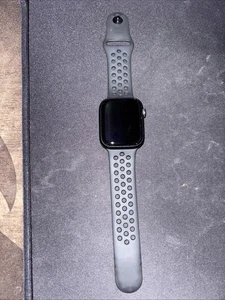 Apple Watch Series 7 45 mm boîtier en aluminium minuit avec bracelet sport NIKE (GPS) - Photo 1 sur 3