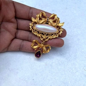 Vintage Schleifenbrosche im viktorianischen Stil, Kunstperlen & Amethyst, romantischer Stil, Avon - Bild 1 von 8
