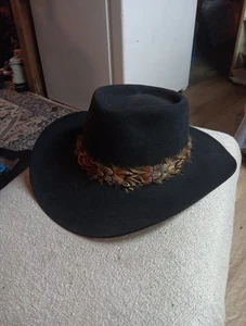 Akubra Snowy River Pure Fur Felt Western Gambaler Hat With Feather Ribbon Sz 57 - Picture 1 of 12