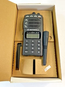 Radio UHF portátil Motorola GP68 NUEVA EN CAJA - Imagen 1 de 8