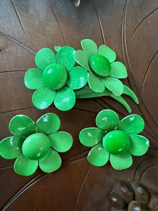 Vintage Green Enameled Brooch Flower & Clip Earrings Set Mcm Metal Painted 60s - Picture 1 of 15