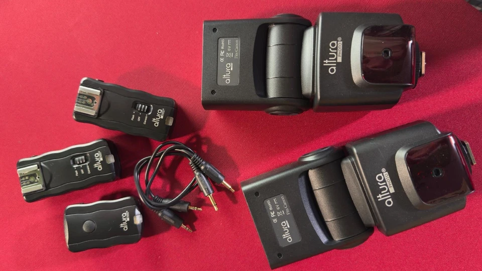 Altura photo: Two flash guns and a set of flash triggers Fits Canon. - Image 1 of 4