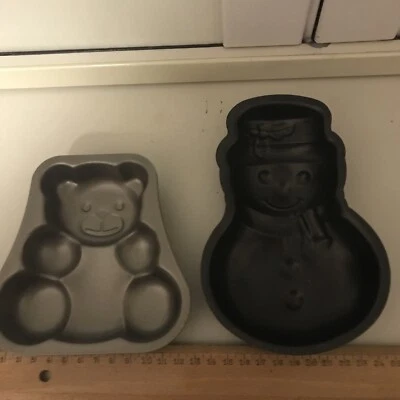 2 schöne kleine Backformen "Schneemann" und "Bärchen" - Bild 1 von 2