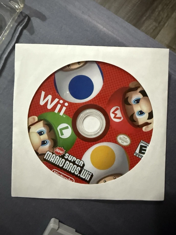 New Super Mario Bros. Wii (Wii, 2009) DISC ONLY - image 1 of 4