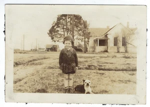 Niña con fotografía de perro al aire libre rural EE. UU. principios a mediados del siglo XX sepia - Imagen 1 de 1