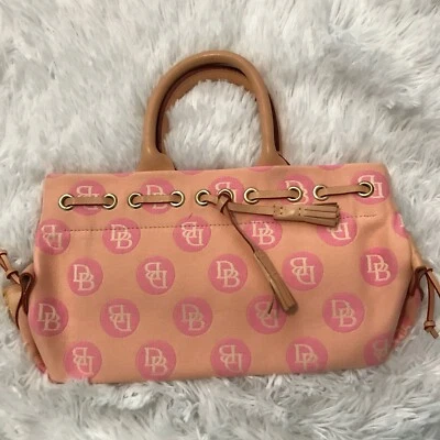 Bolso de mano DOONEY & BOURKE LONA MELOCOTÓN LOGO Cuero Acento Flecos Usado en Excelente Condición Foto 1 de 4