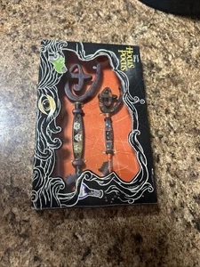 Disney Hocus Pocus Sanderson Sisters + Binx Exclusive 2 Collectible Key Set New - Picture 1 of 2