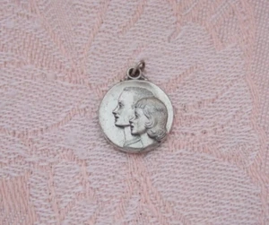 Vintage YOUNG PAIR IN LOVE ~ 2 CARAS Dije Hayward Plata Esterlina - Imagen 1 de 2
