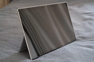 Microsoft Surface Pro 6 12.3" 128GB SSD. 8GB RAM, Intel Core i5-8250U 2-in-1... - Bild 1 von 9