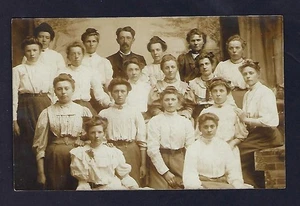 Postal RPPC de principios de 1900, grupo de mujeres con un hombre, posible escuela o trabajo - Imagen 1 de 2