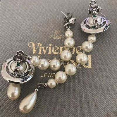 Pendientes de perlas largas Vivienne Westwood plata blanco orbe gota con cordón Foto 1 de 4