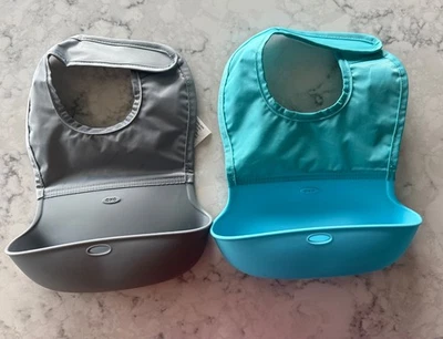 Paquete de 2 baberos enrollables OXO Tot gris/verde azulado fácil alimentación limpieza lavables Foto 1 de 4