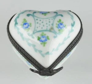 HAND PAINTED PORCELAIN HINGED HEART SHAPED TRINKET BOX - SIGNED ON BOTTOM - Picture 1 of 9