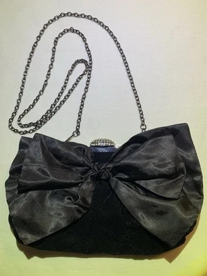 Bolso sin asas de terciopelo Neiman Marcus negro satinado lazo cristal noche correa de cadena Foto 1 de 4