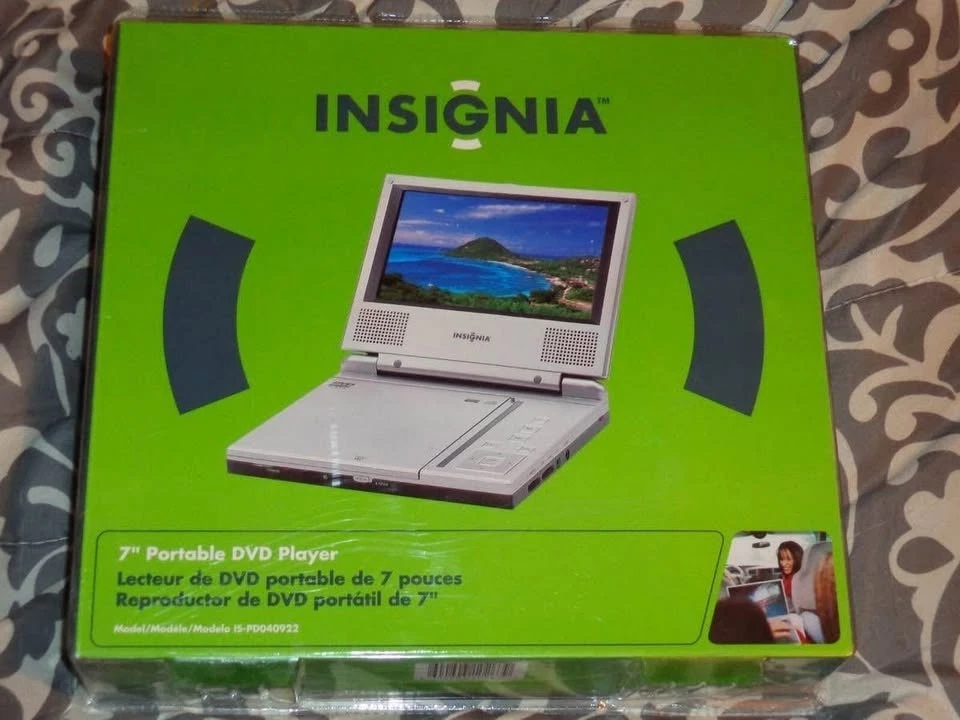 Reproductor de DVD Insignia ISPD040922 plateado portátil recargable con pantalla LCD de 7 pulgadas Foto 1 de 1