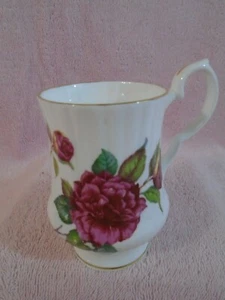 Taza de té de porcelana de hueso fino Royal Windsor vintage, patrón de rosas hecha en Inglaterra - Imagen 1 de 4