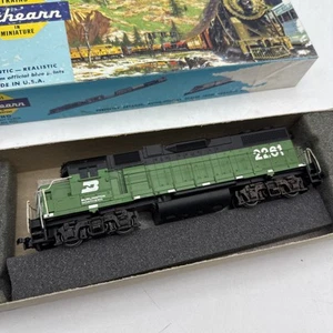 Vtg Athearn GP38-2 Diesel Locomotive Burlington Northern #2261 HO Scale - Picture 1 of 9