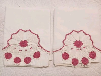 2 fundas de almohada blancas bonitas vintage con flores de ganchillo rosa y blanco y adornos de encaje Foto 1 de 4