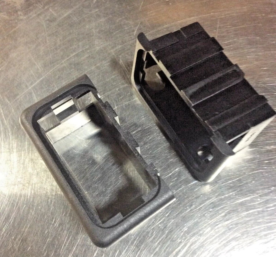 6010666 HUMMER H1 BEZEL END - Image 1 of 1