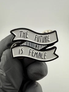 The Future Is Female Banner Emaille Anstecknadel - Bild 1 von 7