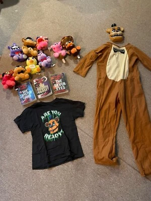 Juguetes de peluche, disfraz, libros y camiseta Five Nights at Freddy's Foto 1 de 4