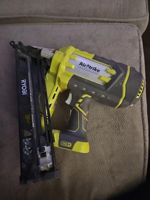 Clavadora Ryobi P330 acabado en ángulo 18V, calibre 15, solo herramienta Foto 1 de 3