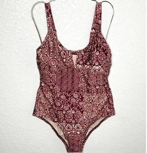Traje de baño Kona Sol rojo/rosa estampado geométrico ojo de cerradura cobertura mediana de una pieza M ¡Nuevo! - Imagen 1 de 13