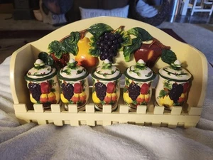 Portaspezie da appendere in legno per frutta 3D e barattoli per spezie in ceramica + shaker sale e pepe - Foto 1 di 21