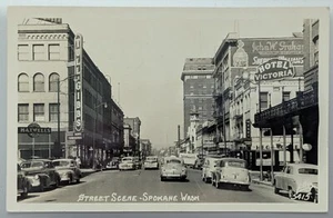 1940er RPPC Postkarte Straßenszene 1. Ave Wall St Spokane WA Ladenfronten alte Autos - Bild 1 von 2