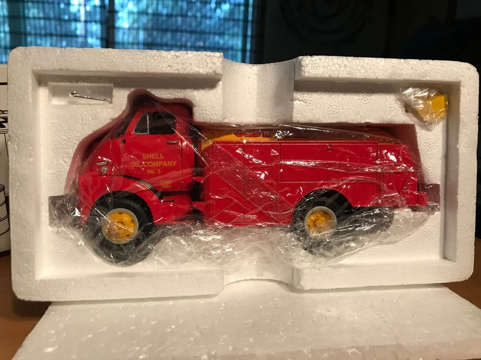 First Gear 1952 GMC Fuel Tanker Shell Oil Coin Bank 1/34 Scale MIB