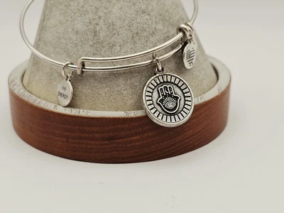 Brazalete Brazalete Plata Alex and Ani Hamsa Dije Mano Repujado 🎁✨️ Foto 1 de 4