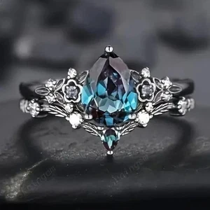 Juego de 2 piezas: Juego de anillos de compromiso góticos negros y dorados con cúbico en forma de pera - Imagen 1 de 8