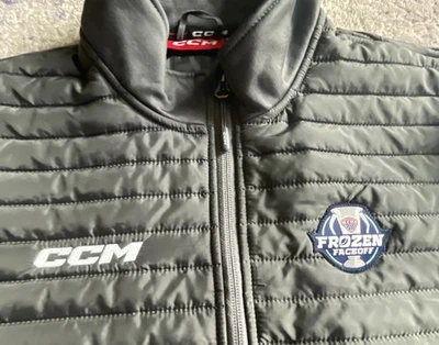 Стеганая куртка CCM мужская M NCHC хоккей замороженный лицо off «тактическая степень» 🏒 - Изображение 1 из 4