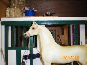 Jaapi - Modelli tradizionali ROSA/ORO Arabian Show Halter-fit Breyer/Pietra - Foto 1 di 1