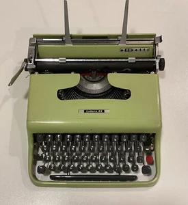OLIVETTI LETTERA 22 TYPEWRITER. PICA FONT. SPANISH LAYOUT. 1950 IVREA ITALY. - Picture 1 of 16