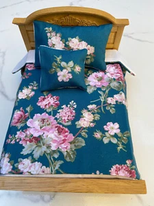 Dollhouse Miniatures Bedspread Comforter blanket 2 Pillows 1:12 scale #P170 - Picture 1 of 3