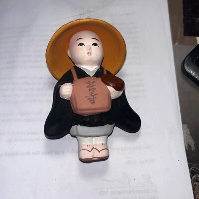 Muñeca Japonesa de Arcilla Cerámica De Colección Monje Negro Kesa Takuhatsu Peregrinación Wakadera BD8 Foto 1 de 4