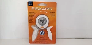 FISKARS "THAT'S AMORE" SQUEEZE PUNCH, MEDIUM, NIB - Picture 1 of 4