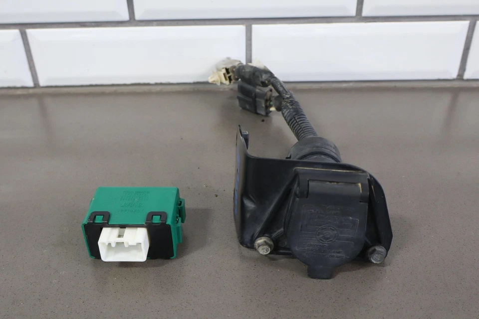 Módulo de control de frenos de remolque Lexus GX470 2005 con enchufe trasero y arnés Foto 1 de 4